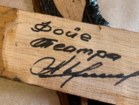 Исторические паркетные доски драмтеатра с автографами подарят зрителям