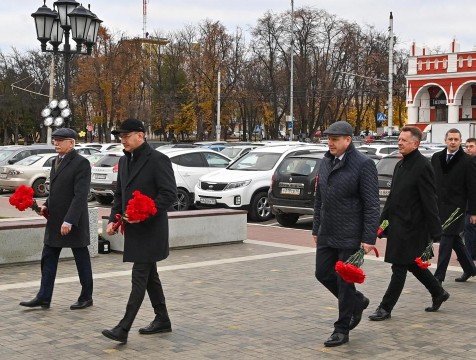 В честь окончания Великого стояния на Угре к памятнику Ивану III возложили цветы