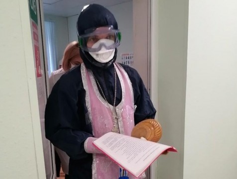 Православный священник начал постоянное служение в ковид-корпусах облбольницы