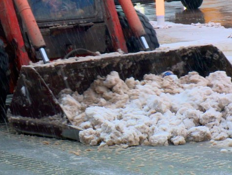 Борьба с последствиями снегопада в Калуге продолжалась всю ночь