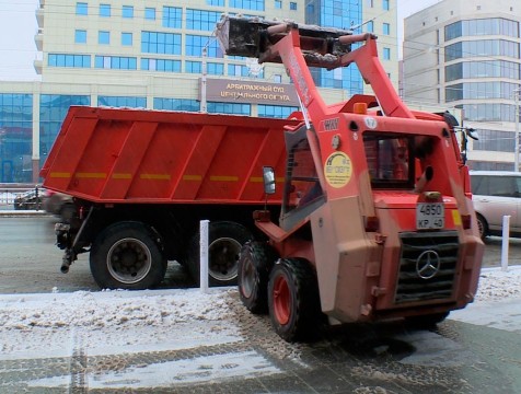 500 кубометров снега вывезли с улиц Калуги за прошедшую ночь