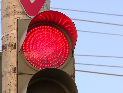 У школы на Маршала Жукова установили светофор