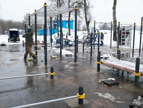 Монтаж площадки для сдачи норм ГТО завершается в Людинове