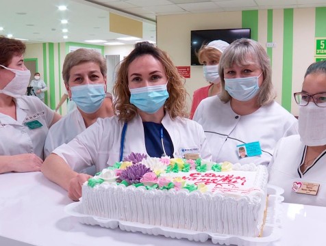 Врачам перинатального центра вручили большой торт в честь Дня матери
