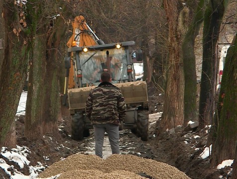 Чиновники пообещали остановить укладку плитки на Поле Свободы, если погода ухудшится