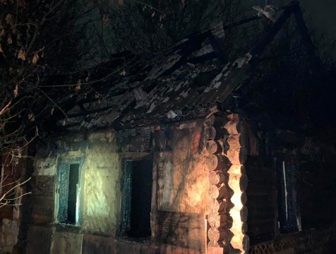 Две женщины погибли при пожаре в заброшенном доме в Сухиничах