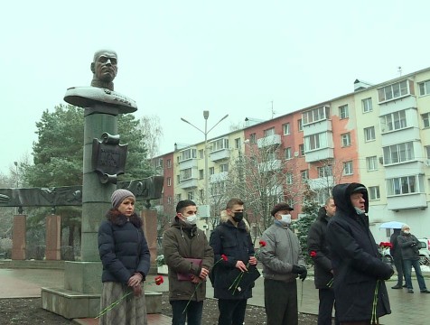 Калужане возложили цветы к памятнику Жукова в честь 124-летия маршала