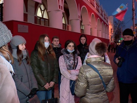 Волонтеры-экскурсоводы «Новогодней столицы» вышли практиковаться на улицы города