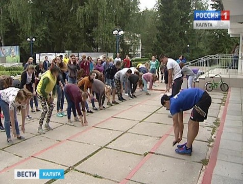 «Зарядку со стражем порядка» провели дети в лагере «Звездный»