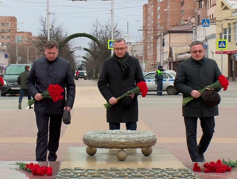 Митинг в День Неизвестного солдата прошёл у вечного огня на Площади Победы