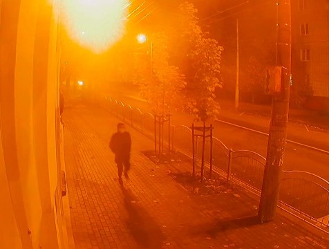 Предполагаемый поджигатель дома на Московской попал в объектив камеры