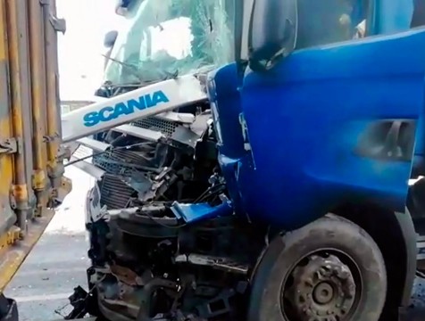 Водителя фуры после ДТП зажало в кабине