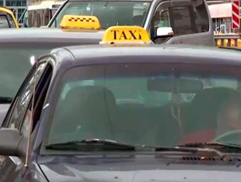15 автомобилей такси помогают в доставке медиков