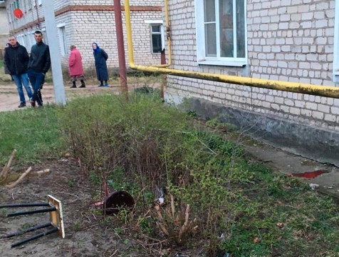 В Козельске мужчину выкинули из окна