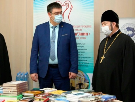 Пациентам COVID-отделений передали духовную литературу