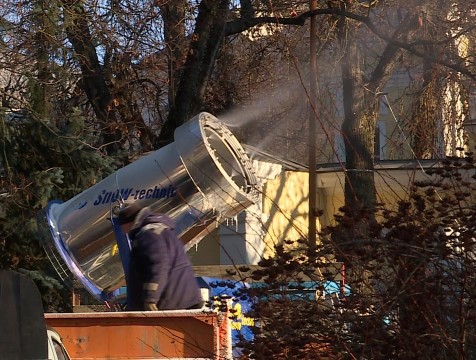 Снежная пушка заработала в парке культуры и отдыха