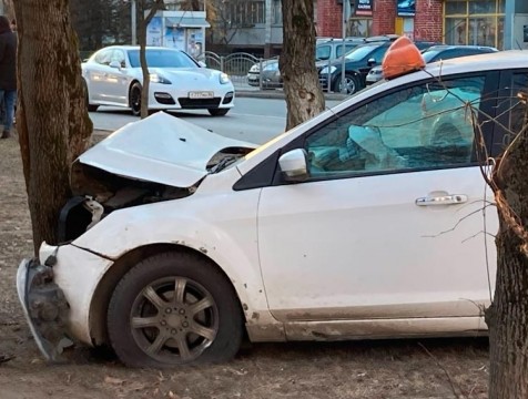 На Московской «семерка» отправила такси в дерево