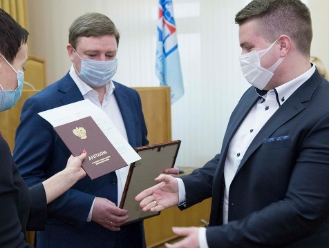 44 выпускникам Президентской программы выручили дипломы