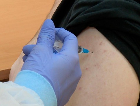 Калужских медиков начали прививать от коронавирусной инфекции