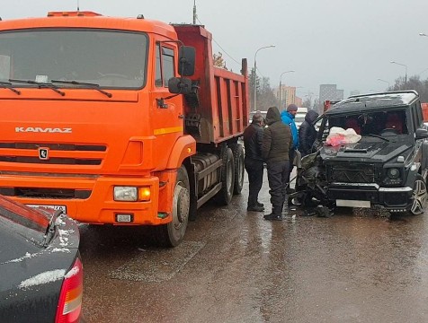 «Мерседес» влетел в гружёный снегом КАМАЗ
