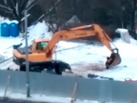 Аттракцион в ковше экскаватора устроили строители в Обнинске