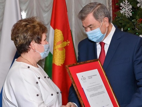 Анатолий Артамонов вручил благодарственные письма медработникам региона