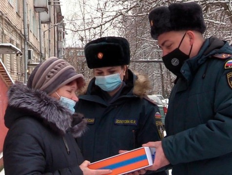 Памятные подарки вручили семья сотрудников МЧС, погибших при исполнении