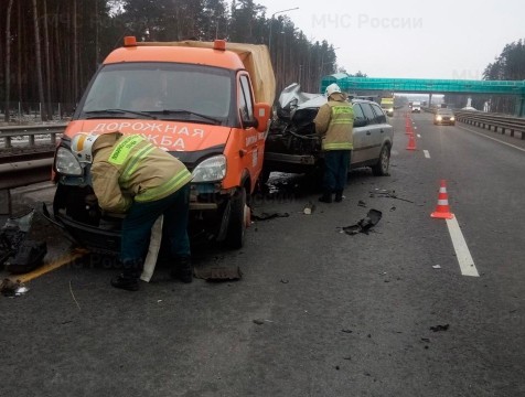 Трое человек пострадали в аварии с машиной дорожной службы и иномаркой