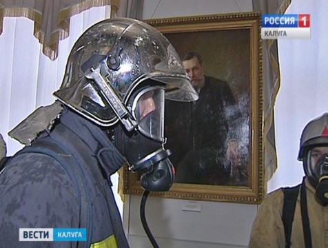 Эвакуировать людей из «горящего» музея помешала частная парковка
