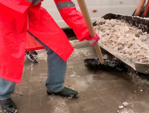 Калужские коммунальщики продолжают борьбу с последствиями снегопада