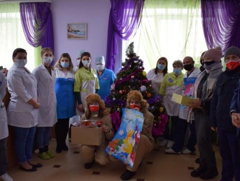 Молодёжь поздравила с Новым годом медиков и пациентов больниц региона