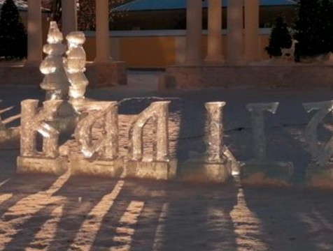 Ледяные скульптуры пострадали от рук нерадивых посетителей