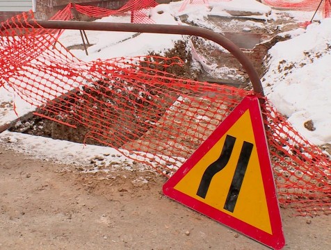 Разрытая теплотрасса на переулке Горького две недели отапливает улицу
