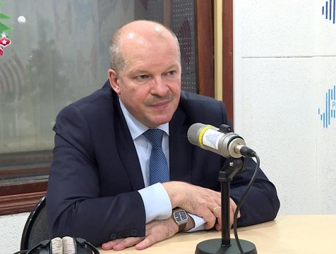 Аникеев: никто не собирается менять традиционную систему обучения на дистант