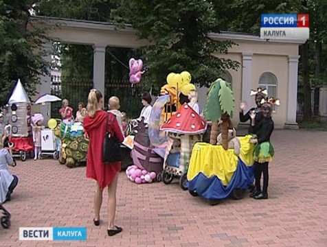 «Неуловимые мстители» и черепаха Тортилла: в Калуге прошёл традиционный парад колясок