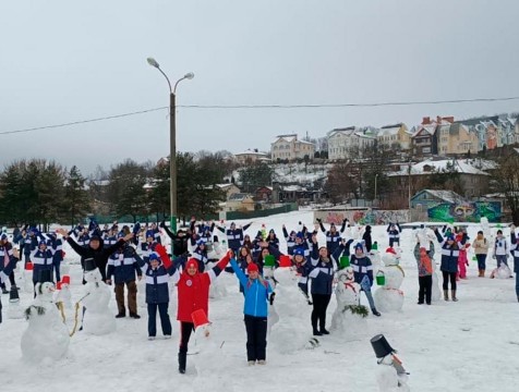 Около 200 снеговиков слепили в калужском сквере Волкова