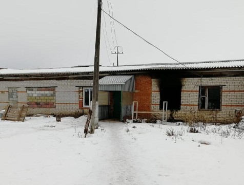 При пожаре на ферме в Мосальском района погиб сторож