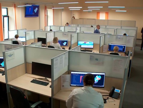 Около 500 обращений от жителей ежедневно обрабатывает Центр управления регионом