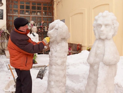 Снежный Толстой, Гоголь и другие писатели – калужские художники создают ледяную галлерею