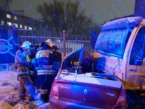 Водитель и пассажир иномарки погибли при столкновении с грузовиком