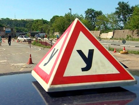 Экзамены на права будут сдавать по новым правилам