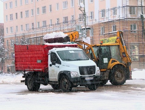 Почти 100 единиц снегоуборочной техники работают на улицах Калуги