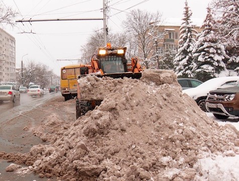 Почти 2,5 тысячи кубометров снега вывезли с улиц Калуги за неполные сутки
