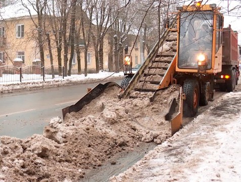 Борьба со снегом на улицах Калуги ведётся непрерывно