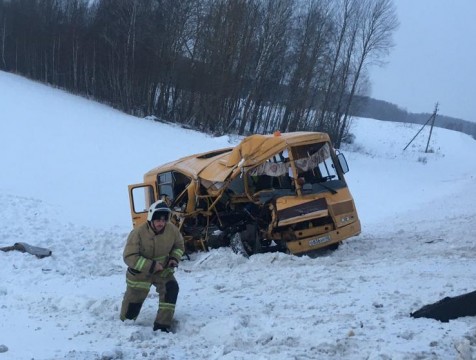 Двое пострадали в ДТП со школьным автобусом