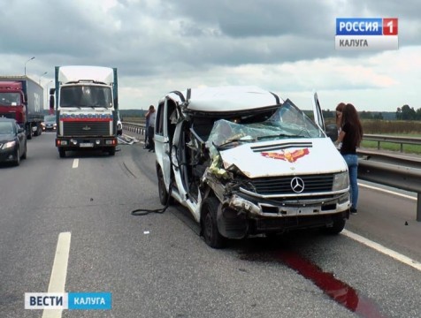Грузовик и микроавтобус столкнулись на трассе М3 «Украина»