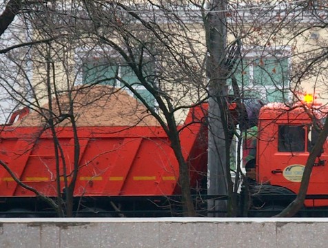 Для борьбы с гололедом в Калуге придется докупать песок