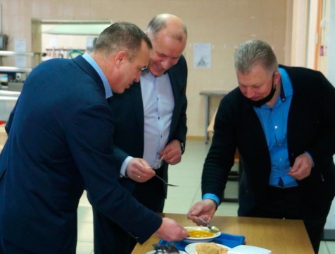 Депутаты пообедали в двух людиновских школах