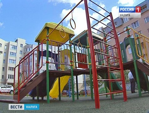 На улице Баумана открыли обновлённую детскую площадку