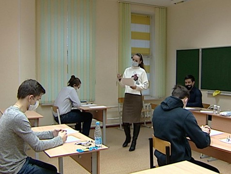 Старшеклассники написали школьную олимпиаду по экономике